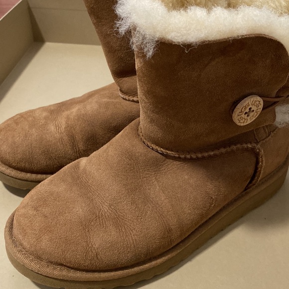UGG BAILEY BUTTON Boots in Chestnut - Picture 1 of 9
